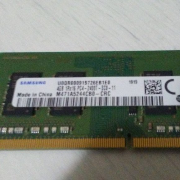 Samsung 4GB memory chip DDR4 (M471A5244CB0-CRC) - Picture 1 of 4